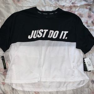 Nike woman’s crop dri fit tee